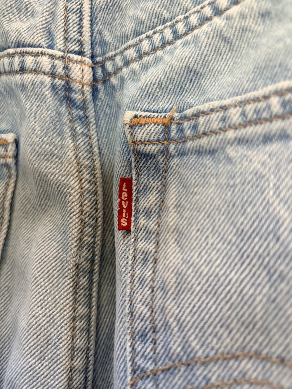 Levi's | Cinch Barrel-Leg Light Wash High-Rise Denim Jeans - Women's 33x31 - Picture 9 of 13